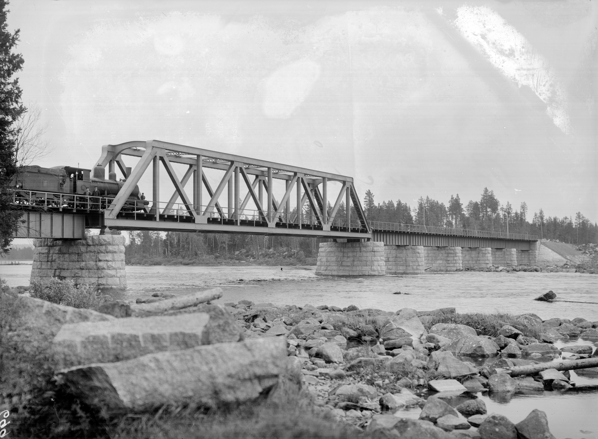 Järnvägsbro över Ångermanälven vid Meselefors.