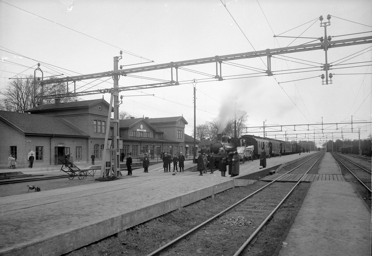 UWHJ lok 11 med tåg, (Uddevalla - Vänersborg - Herrljunga Järnväg)
Ett första litet stationshus användes 1862 - 64. Det sägs,först komma från Jonsered och senare Olskroken. Nu finns det i en hembygdspark. Nytt stationshus byggt 1864. Stationen anlades 1858 och ombyggdes 1862 för att bli fullständig station då Boråsbanan tillkom 1863.