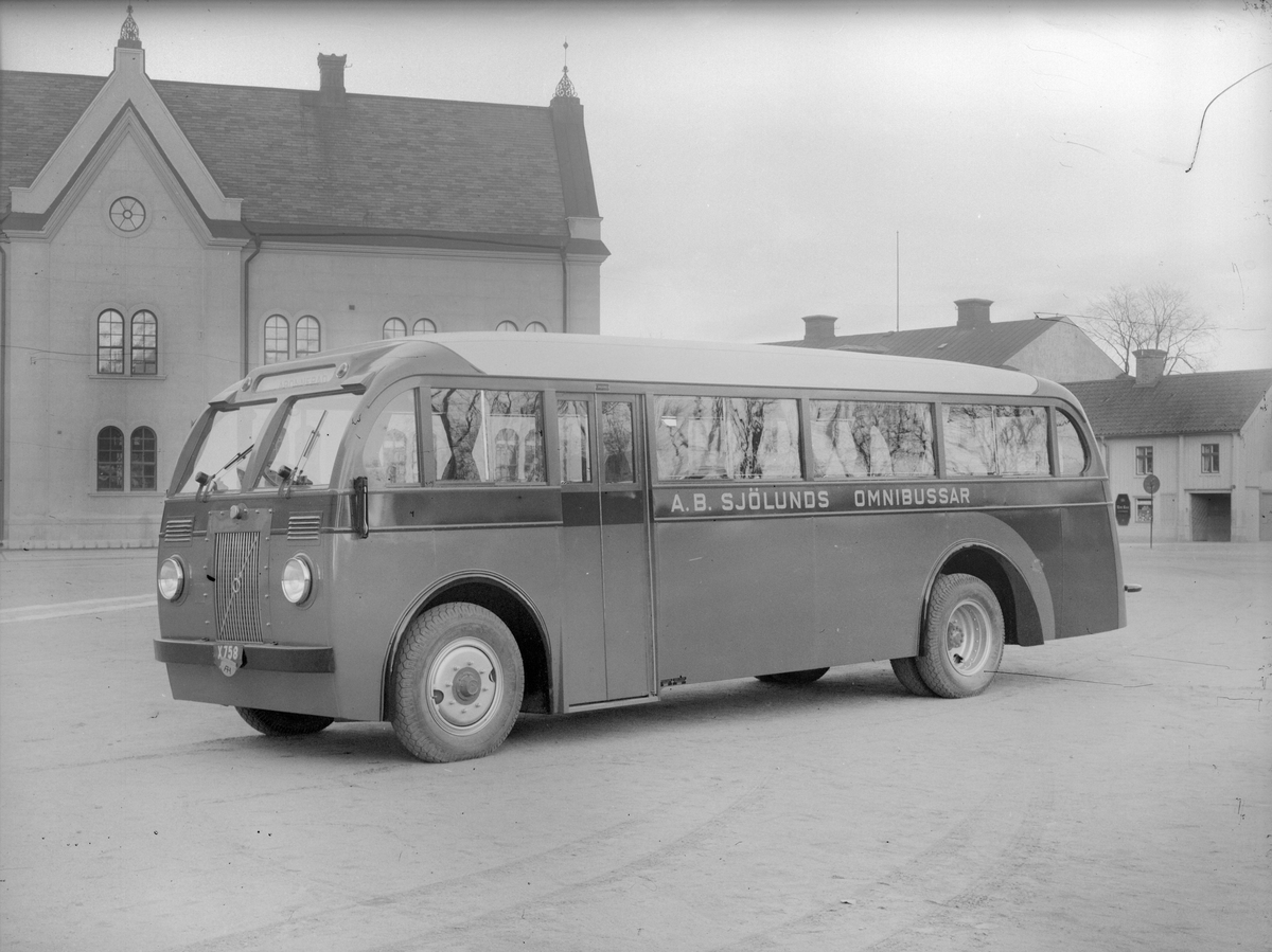 Volvo-buss för Sjölunds Omnibussar i Gävle. AB Svenska Järnvägsverkstäderna använde främst chassier från Volvo, Skania-Vabis och Shevrolet för att bygga bussar. Tillverkningen av busskarosser skylde sig från kontrakt till att karossen med inredning, målning och andra detaljer blev gjurda.