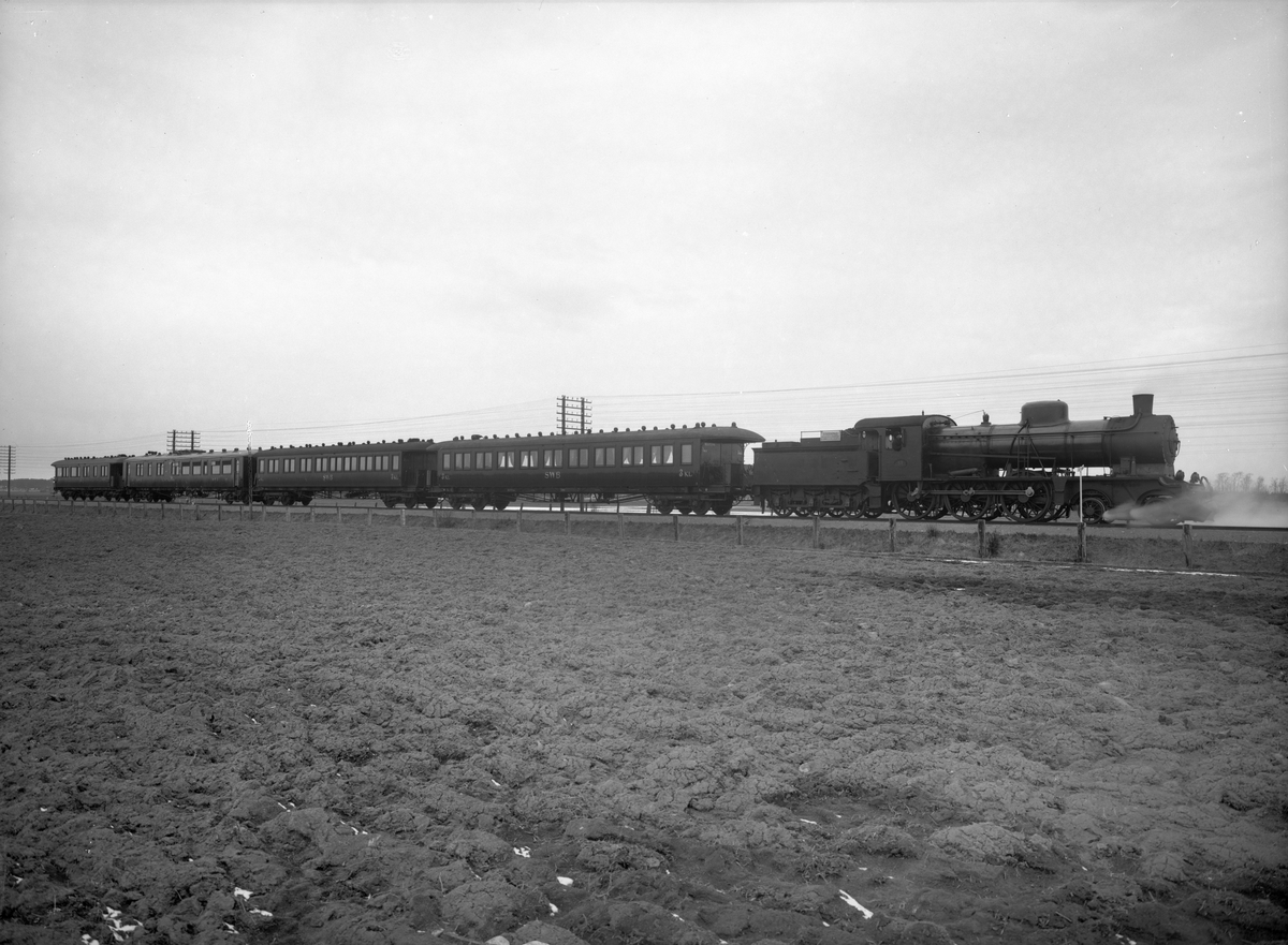 SWB H3 57. Ånglok med tåg. Loket tillverkades 1910 av Nohab, tillverkningsmnummer 958. Såldes 1945 till Statens Järnvägar och fick littera SJ A6 1688. Skrotades1974.