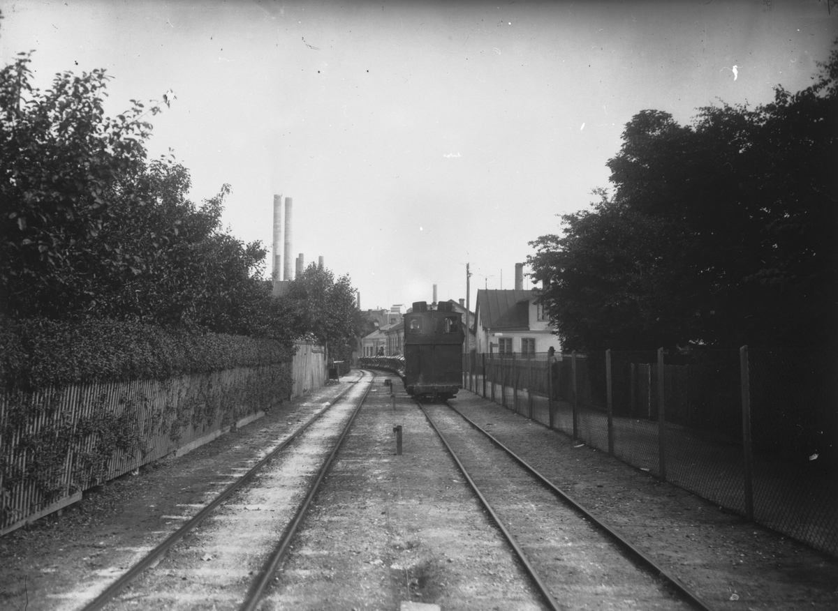 Skånska Cements lok 7 längs Skolgatan .Mellan 1 juli 1900 och september 1914 drev AB Stranden en hästspårväg mellan Limhamns station och kallbadhuset vid Sibbarp. Trafiken gick endast sommartid.