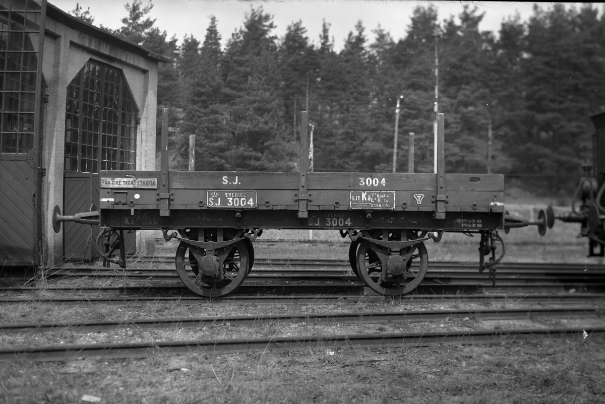 Virkesvagn, svängelvagn littera Kä 3004, målad i falurött.
Tillåten belastning från början 8,5 ton, men ökade 1892 till 11 ton, sedan fjädrarna utbyttes mot kortare. Svängeln i vagnens mitt användes vid timmertransporter. Sedan kompletterades vagnen med stolpar på långsidorna och lämmar runt om. Beteckningen Kä betyder virkesvagn med svängel, äldre vagntyp och infördes 1921.

EVN nummer: 43 74 3050 004-5