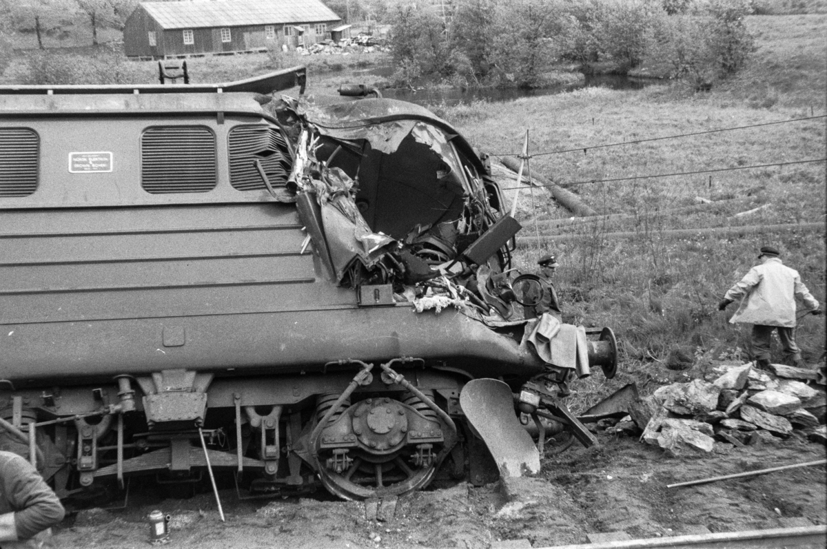 Sammenstøt mellom el.lok El 11 2091 i tog 611 fra Voss og en gravemaskin ved Midttun lastespor. Lokomotivføreren ble drept.