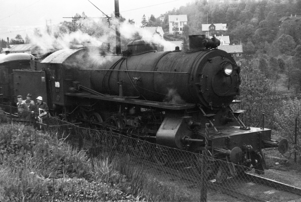 Damplokomotiv type 31a nr. 319 med lokaltog på Kristianborg holdeplass.