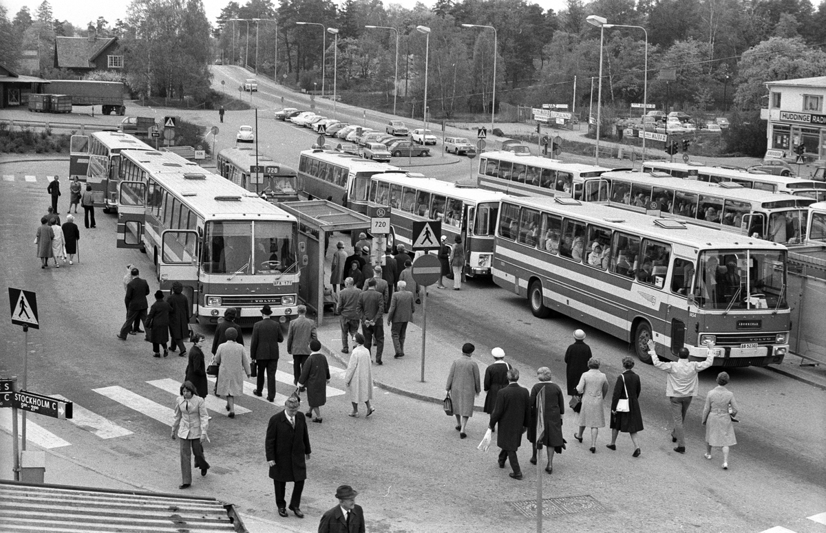Busshållplats resande med utflyktståg från Värmland.