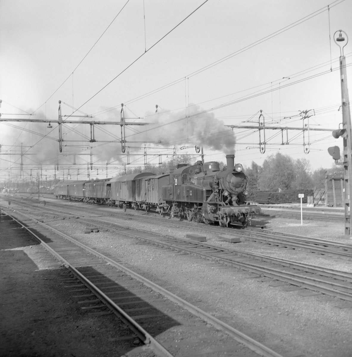 Statens Järnvägar,  SJ S1 1911 med tåg.
