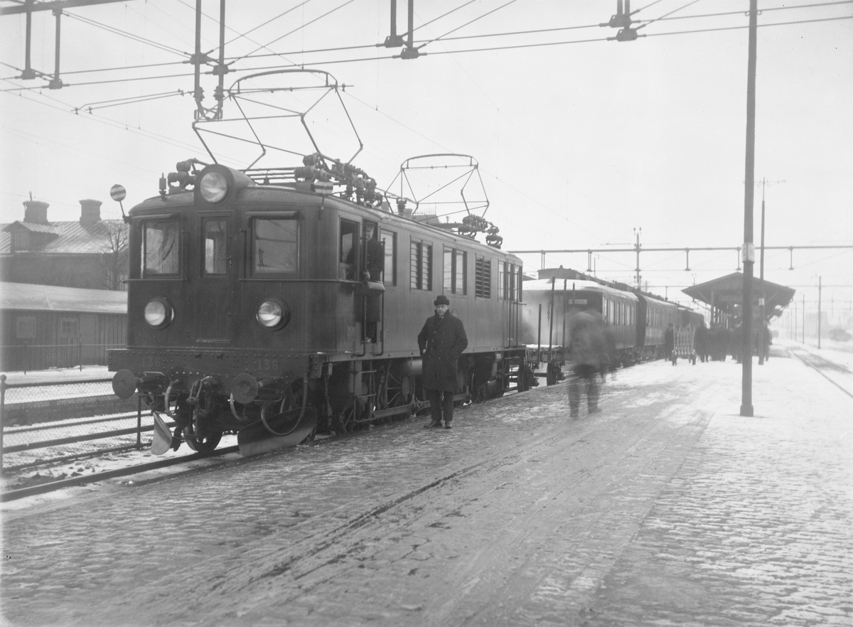 Statens Järnvägar, SJ Ds 136 med tåg.