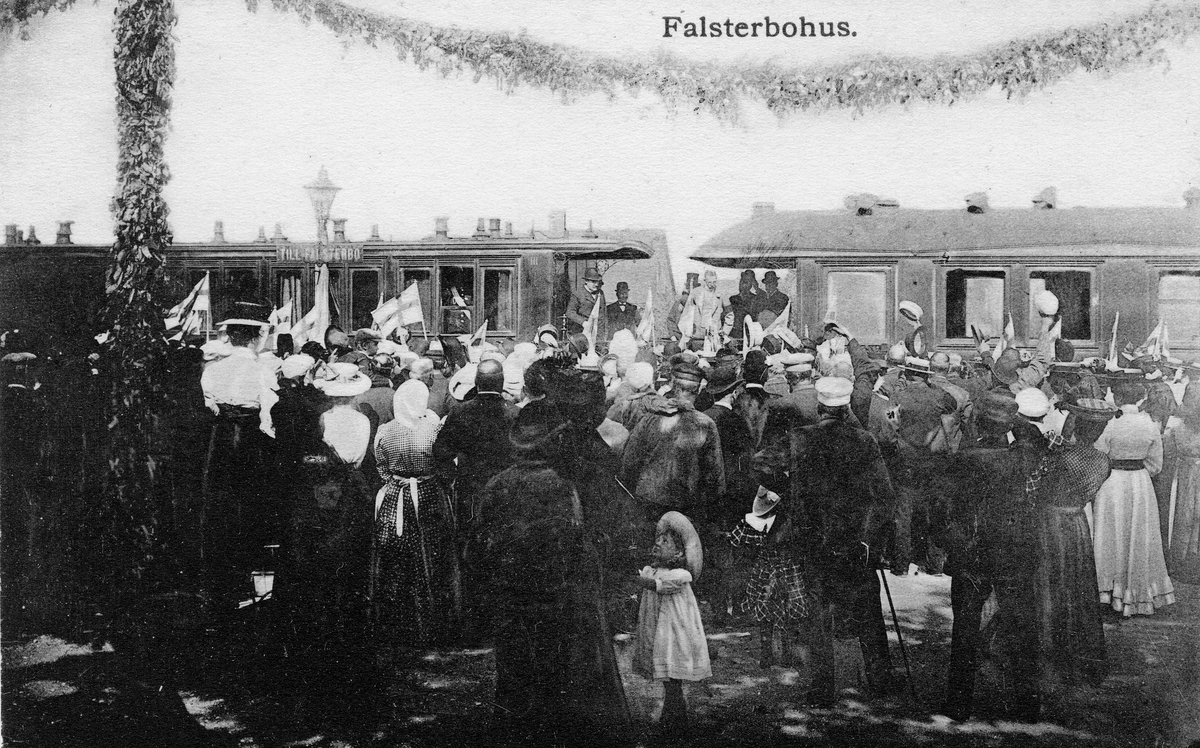 Järnvägsstation i Falsterbo. Stationshuset byggt 1903
Falsterbohus är en gammal borg från 1200t-talet, utanför centrala Falsterbo.
Under 1300-talet var Falsterbohus en plats där drottning Margareta i Danmark
tog emot rådsherrar och olika typer av sändebud från andra länder.
Bilden visar en betydande man som anländer med tåg till Falsterbo
järnvägsstation (Under denna tid tillhörde Skåne Danmark) I modern tid, 1908, byggdes ett stort och mycket fint badhotell i Falsterbo. Denna byggnad finns kvar än i dag. Numera är det exclusiva bostadsrätter  i den gamla hotelbyggnaden