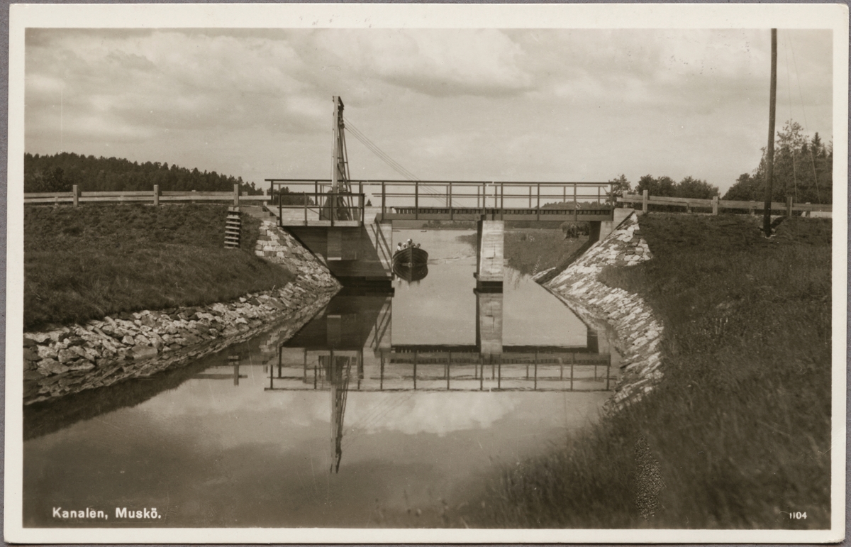Muskö kanal med öppningsbar bro.
