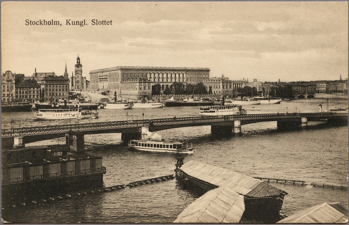 Stockholm, Kungliga Slottet med Skeppsholmsbron i förgrunden.