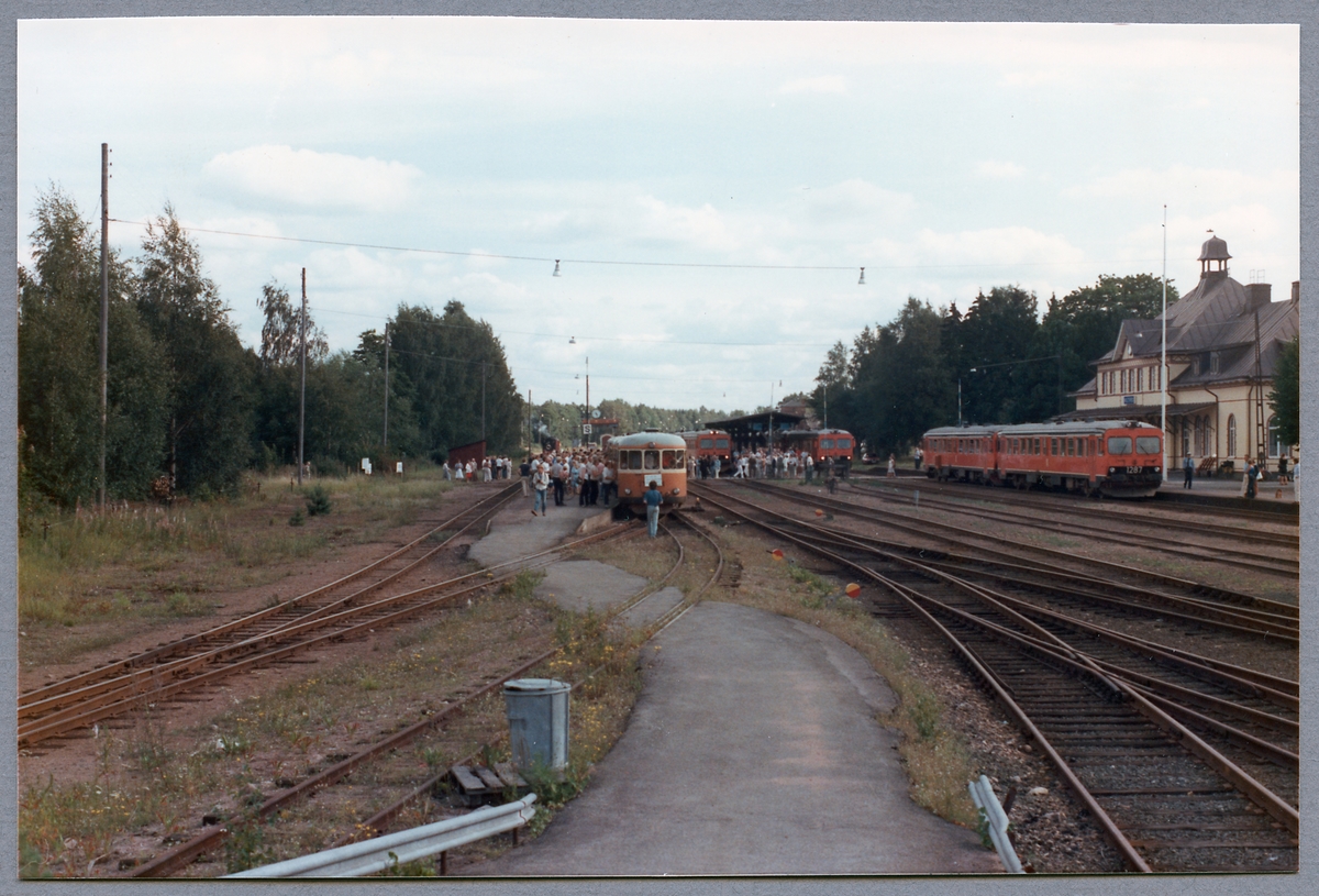 Rälsbussar i tågmöte i Hultsfred. På normalspåret står Statens Järnvägar, SJ Y1 1287 och SJ Y1 1316.