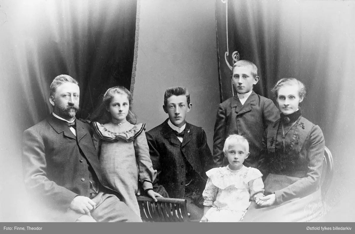 Gruppeportrett av familien Skjolden Emil Skjolden og kona Marie  og deres barn i 1904 i Spydeberg.

Fra venstre: 
Emil Skjolden
Aslaug Skjolden (gift Skipperud)
Syver Skjolden (død som ung)
Torstein Skjolden 
Johanne Skjolden 
Marie Skjolden (født på Mysen)