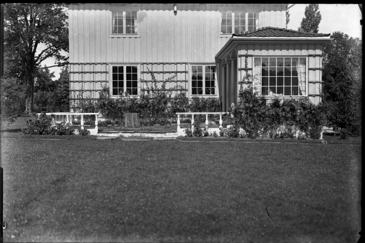 Fotosamling etter arkitekt Wilhelm Henrik Carl Swensen. Villa med hage. Lilleåsen, Porsgrunn