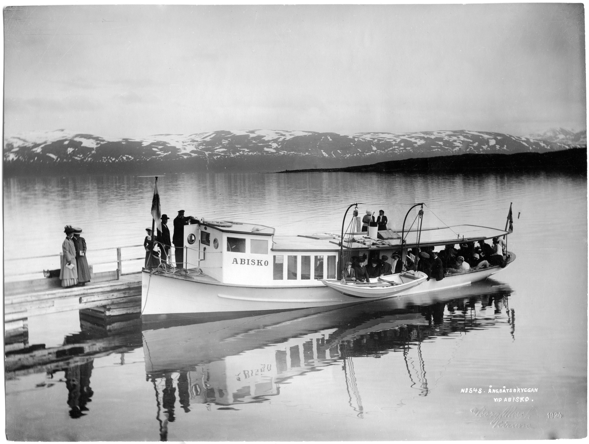 Ångbåtsbryggan med båten Abisko på Torneträsk år 1924
