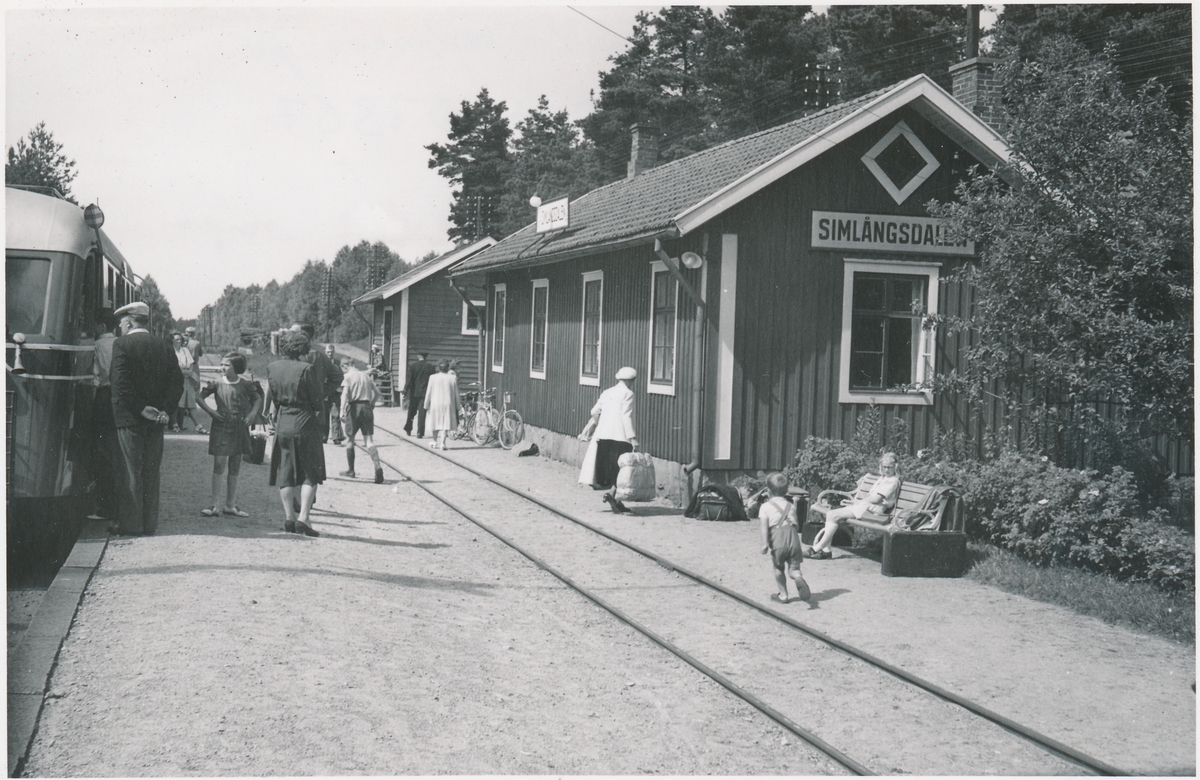 Hållplats anlagd 1889. Envånings stationshus i trä. Tidigare namnet var Brearede.