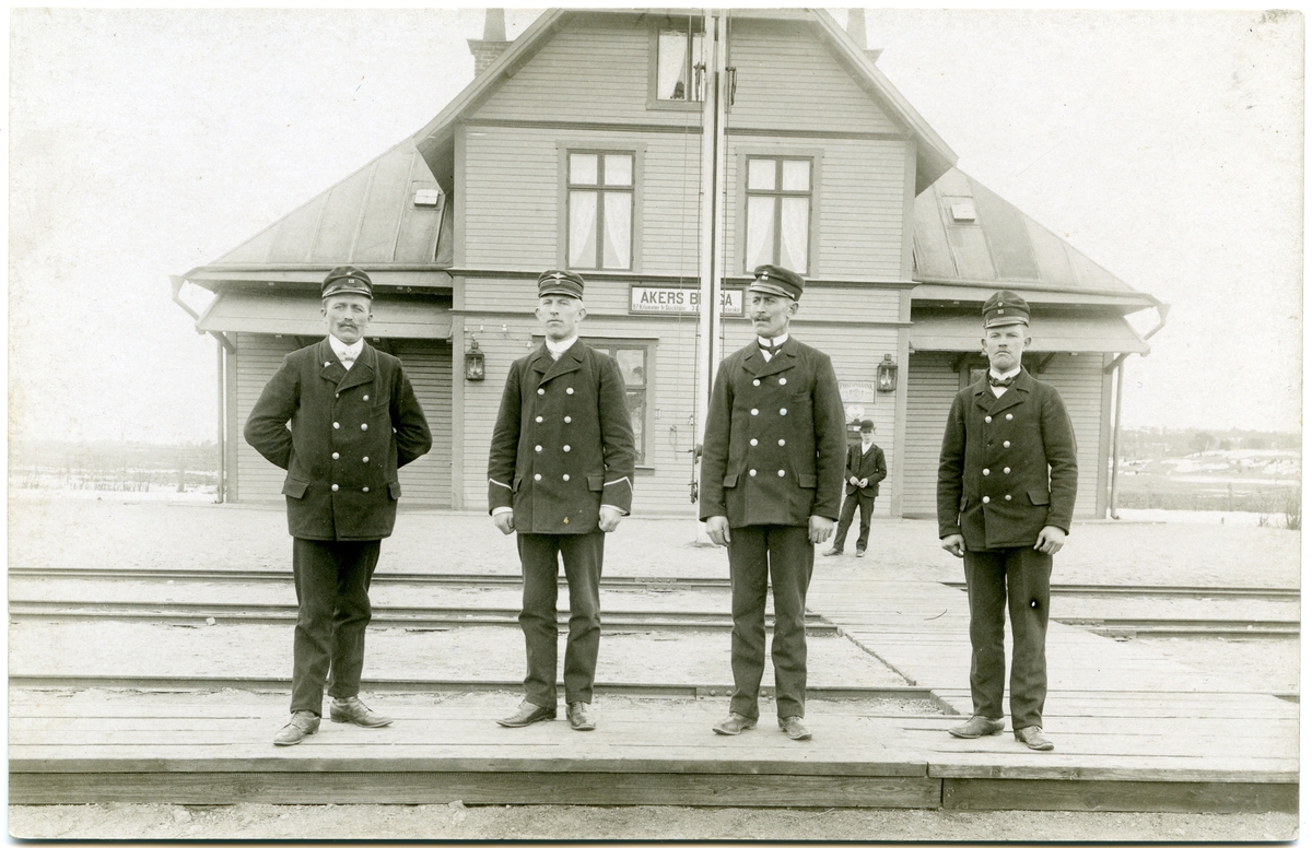 Åkersberga station med personal.