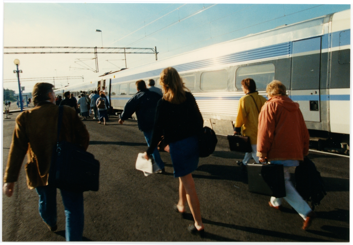 Söderhamns resecentrum. Statens Järnvägar, SJ X 2000.