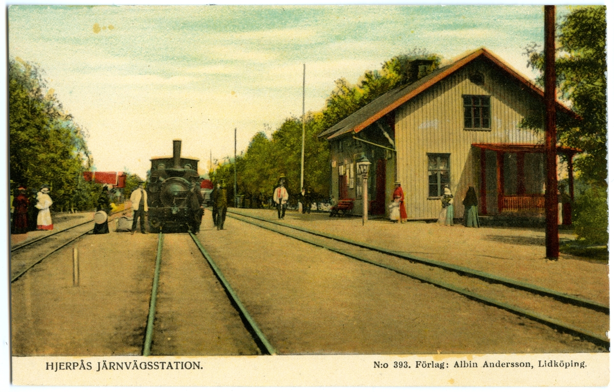Färglagt vykort föreställande Hjerpås Järnvägsstation.