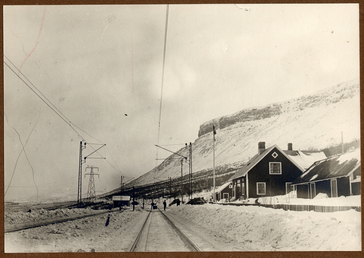 Kaisepakte. Trafikplats anlagd 1902. Järnvägen elektrifierades 1915.