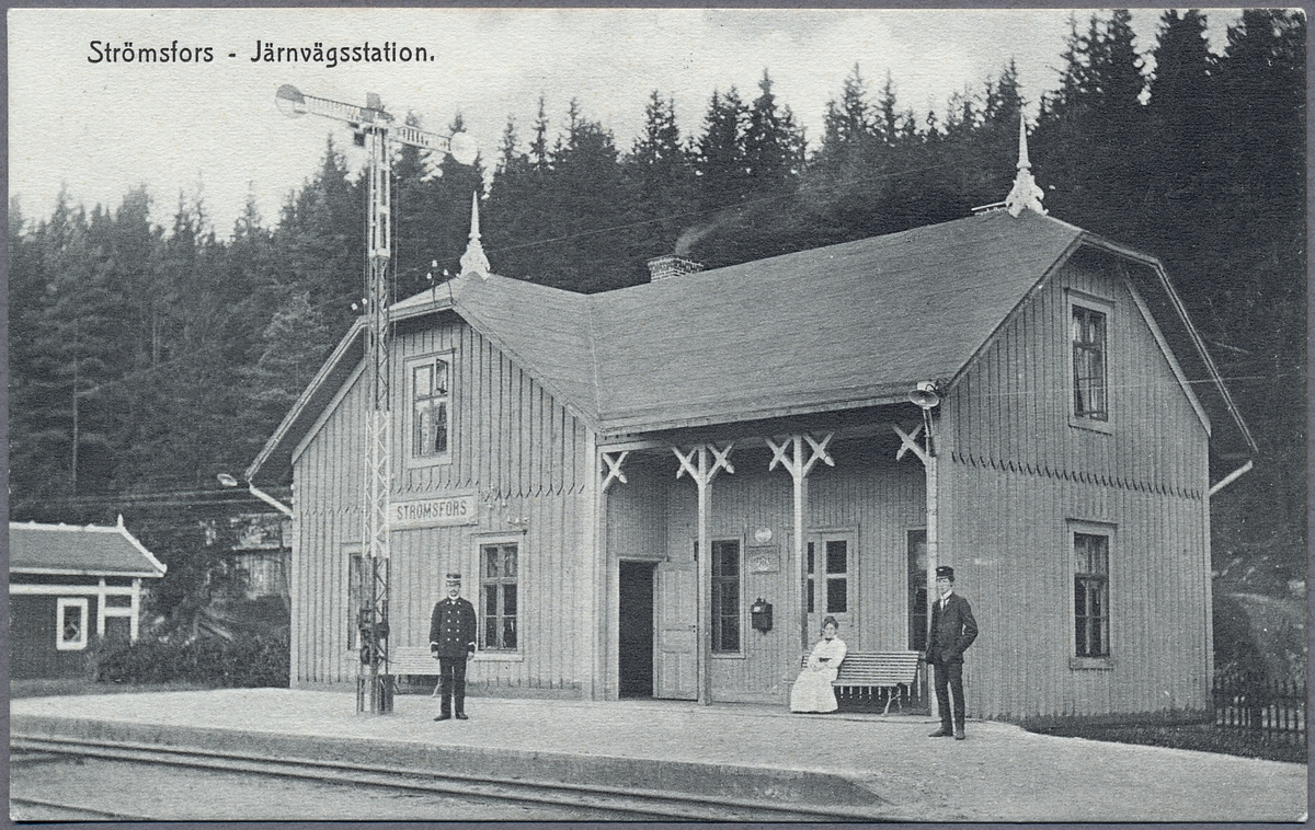 Strömsfors järnvägsstation med stationsföreståndare Gustaf Johansson, hustrun Hilma samt en släkting från Falkenberg.