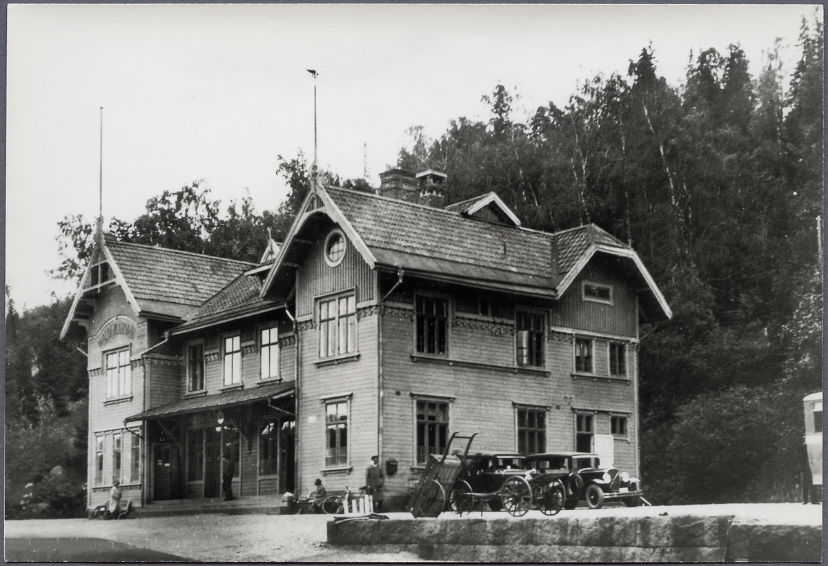 Station anlagd 1906. 1940 företogs en större ombyggnad av stationshuset, två våningar i trä.