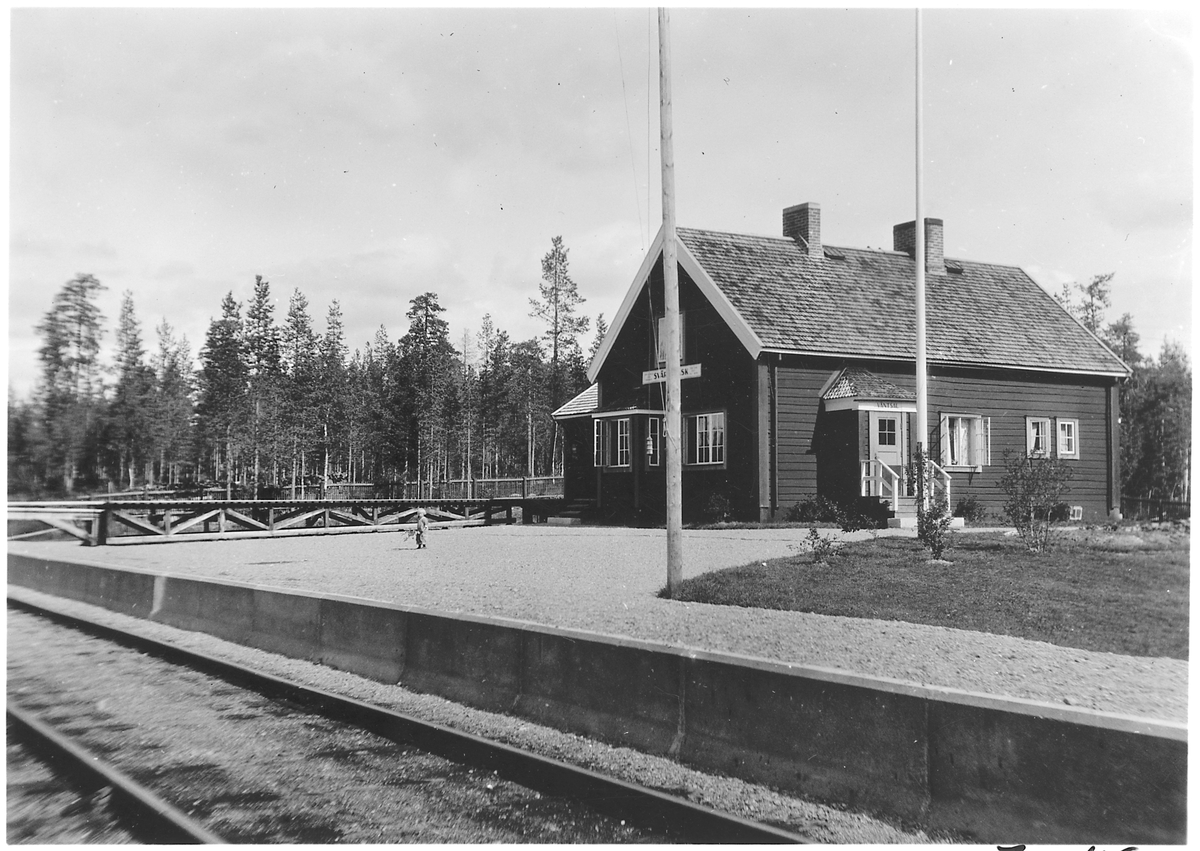 Stationshus i Svärtträsk, denna byggnad flyttades till Yttervik mellan Storuman och Tärnaby, där det numera används som ett fritidshus. Mannen som flyttade stugan var Kalle Strandberg, som har ett förflutet som lokförare inom SJ.