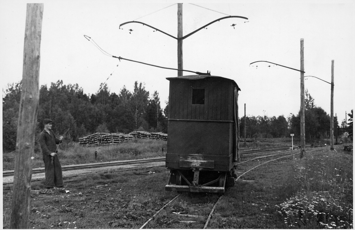 Smalspårsbanan Stockås-Mullhyttemo Ellok vid Mullhyttemo station på den elektrifierade smalspårsbanan mellan stationen och Stockås torvströfabrik.
Bilden tagen i samband med den stundande elektrifieringen av den normalspåriga sträckan mellan Örebro-Svartå.