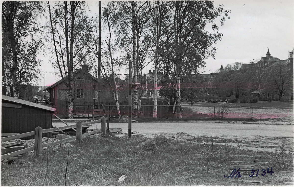 Hudiksvall, plats för bussgarage 1938-05-20,  järnvägsövergång med Ljussignal och järnvägsbommar.