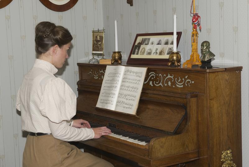 Unge fru Marie Ødegaard ved klaveret i dagligstuen. (Foto/Photo)