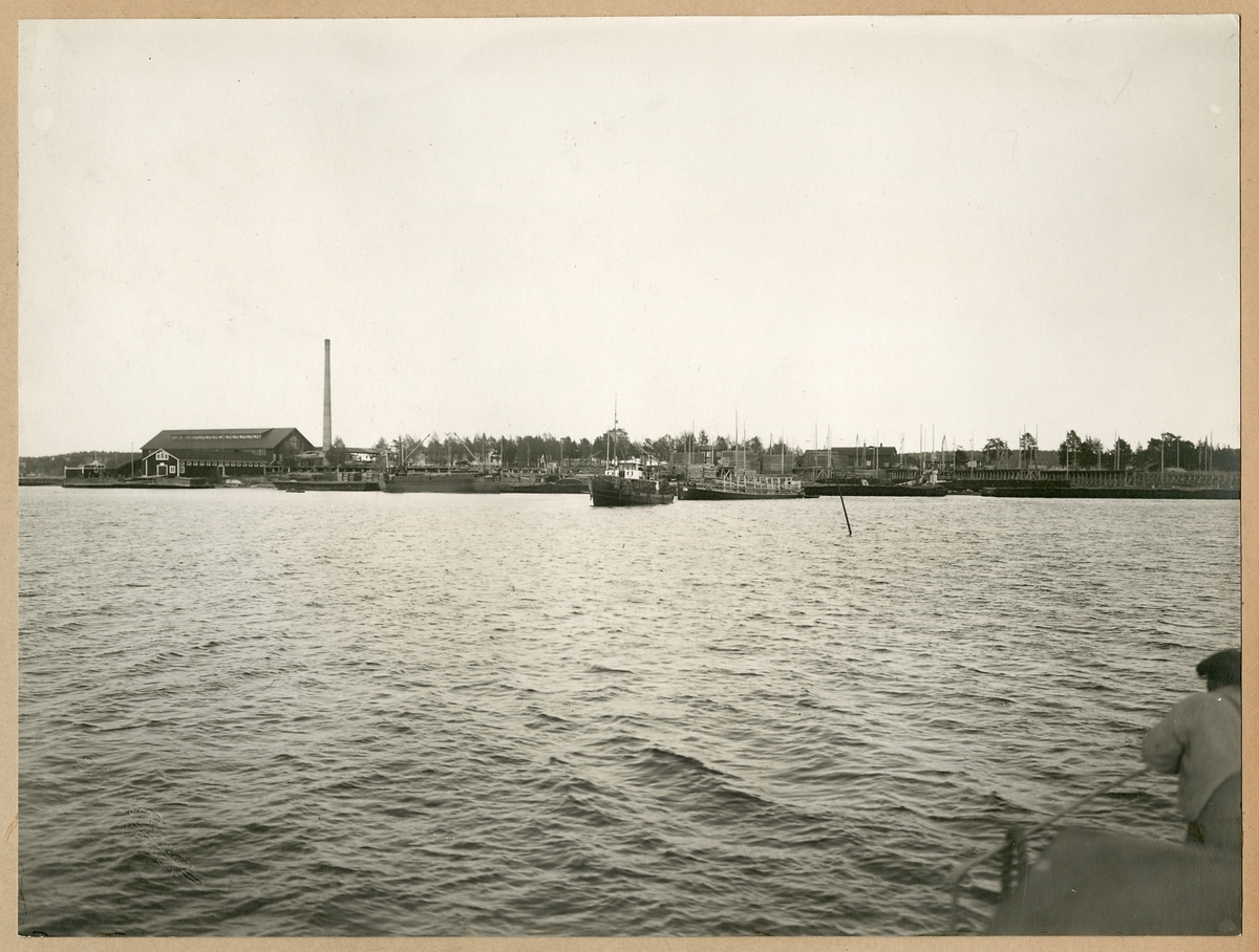 Bogserbåt med sliperspråmar på utgående, Statens Järnvägars slipersfabrik i Piteå.