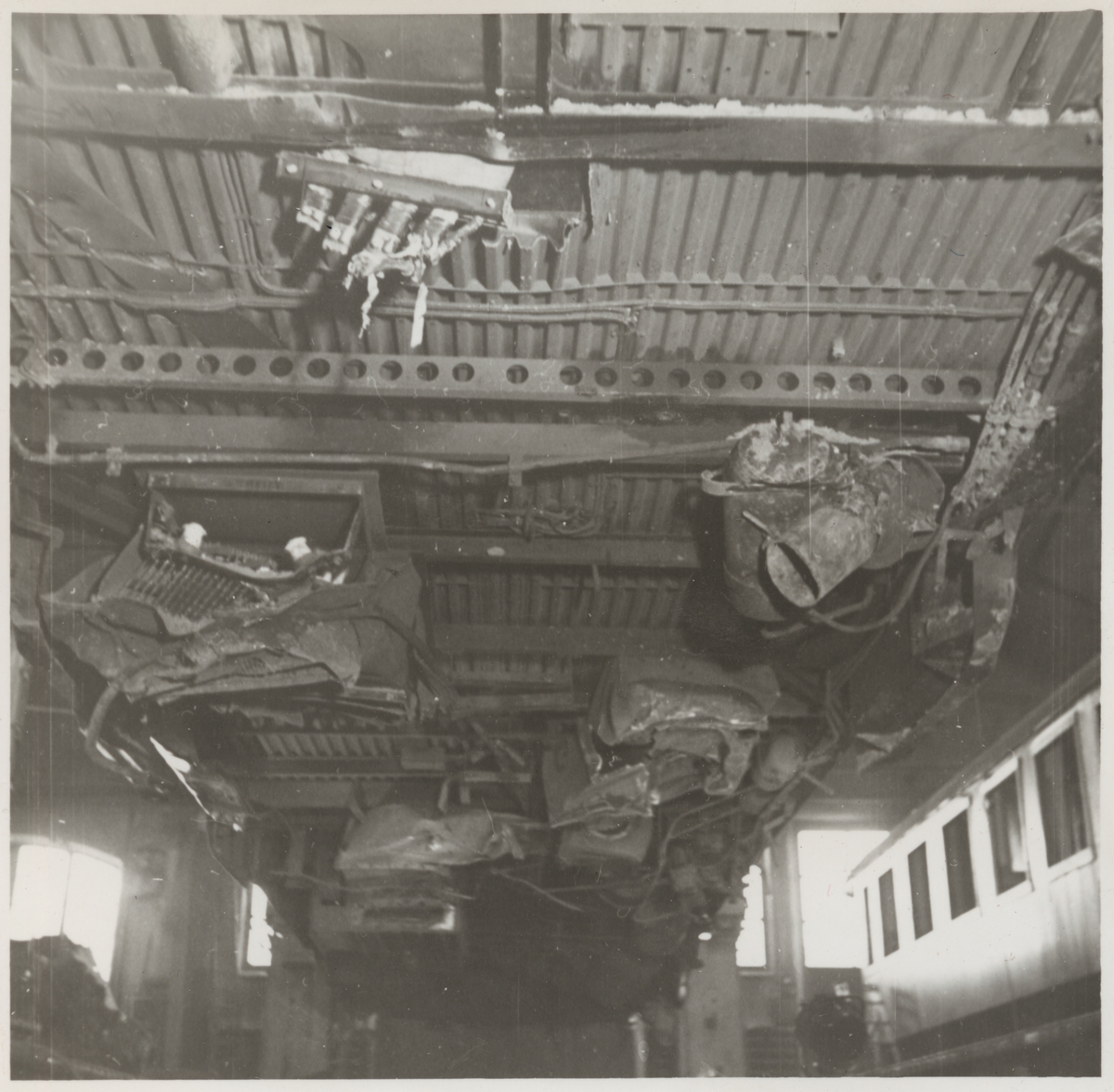 Skador i underredet på A-vagnen efter olycka vid hållplatsen Arket 1951.