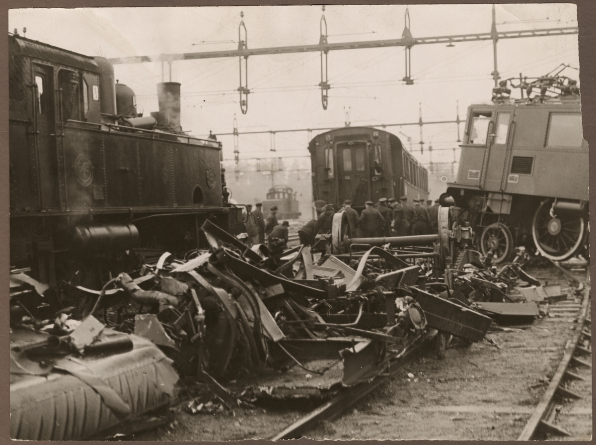 Statens Järnvägar, SJ S 43, SJ D 298 och personvagn samt personal vid olycksplatsen i Älvsjö 1934.
