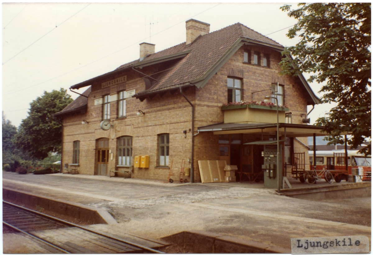 Stationen anlagd 1907. Stationshus i två våningar i sten. Expedition och väntsal renoverad 1937.