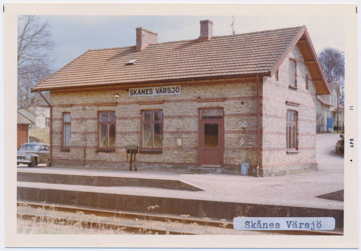 Stationen byggd 1893, station öppnad 15 mars 1895 med stationshus. Uthus och godsmagasin finns kvar. Hette tidigare VÄRSJÖ namnet ändrades 10 maj 1945. Envånings stationsbyggnad i tegel.Till SJ 1940. Persontrafiken nedlagd 1968.