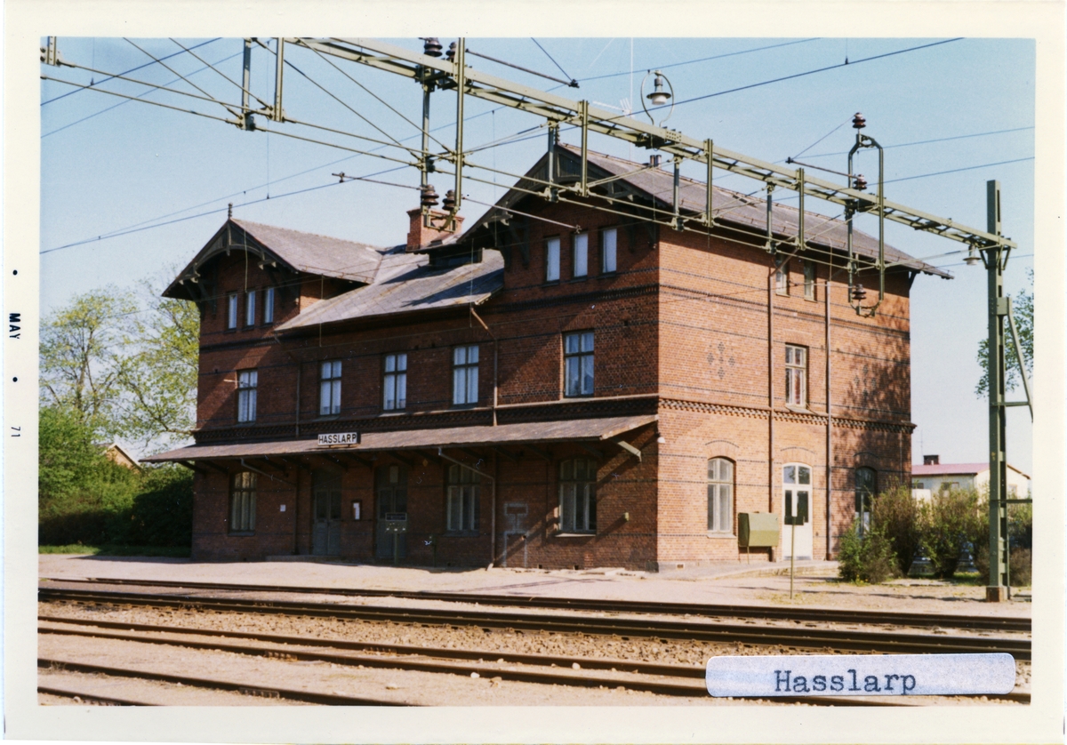 Stationen öppnad 1885 av Skåne - Hallands Järnväg, SHJ. Stationshuset är ett tvåvåningshus i tegel. Stationen byggd av Svenska Sockerfabriks AB, SSA av Hasslarps sockerbruk. Namnbyte från Lyckåker 1898-06-01. Övergick till  till SJ 1896. Elektrifierad 1937.