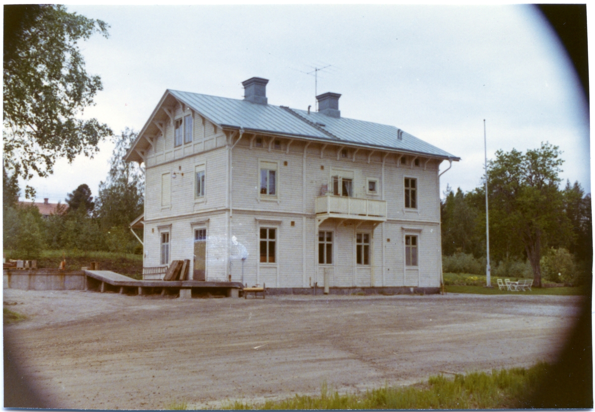 Stationen från vägsidan. Tvåvånings stationshus i trä av Hällnäsmodell. Byggår 1890