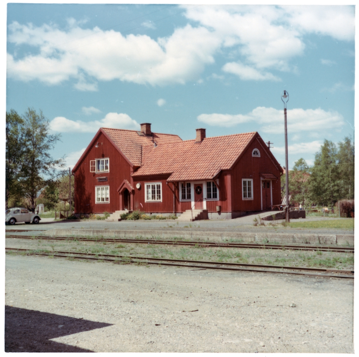 Station anlagd 1922. Envånings stationshus i trä, byggt i vinkel.
