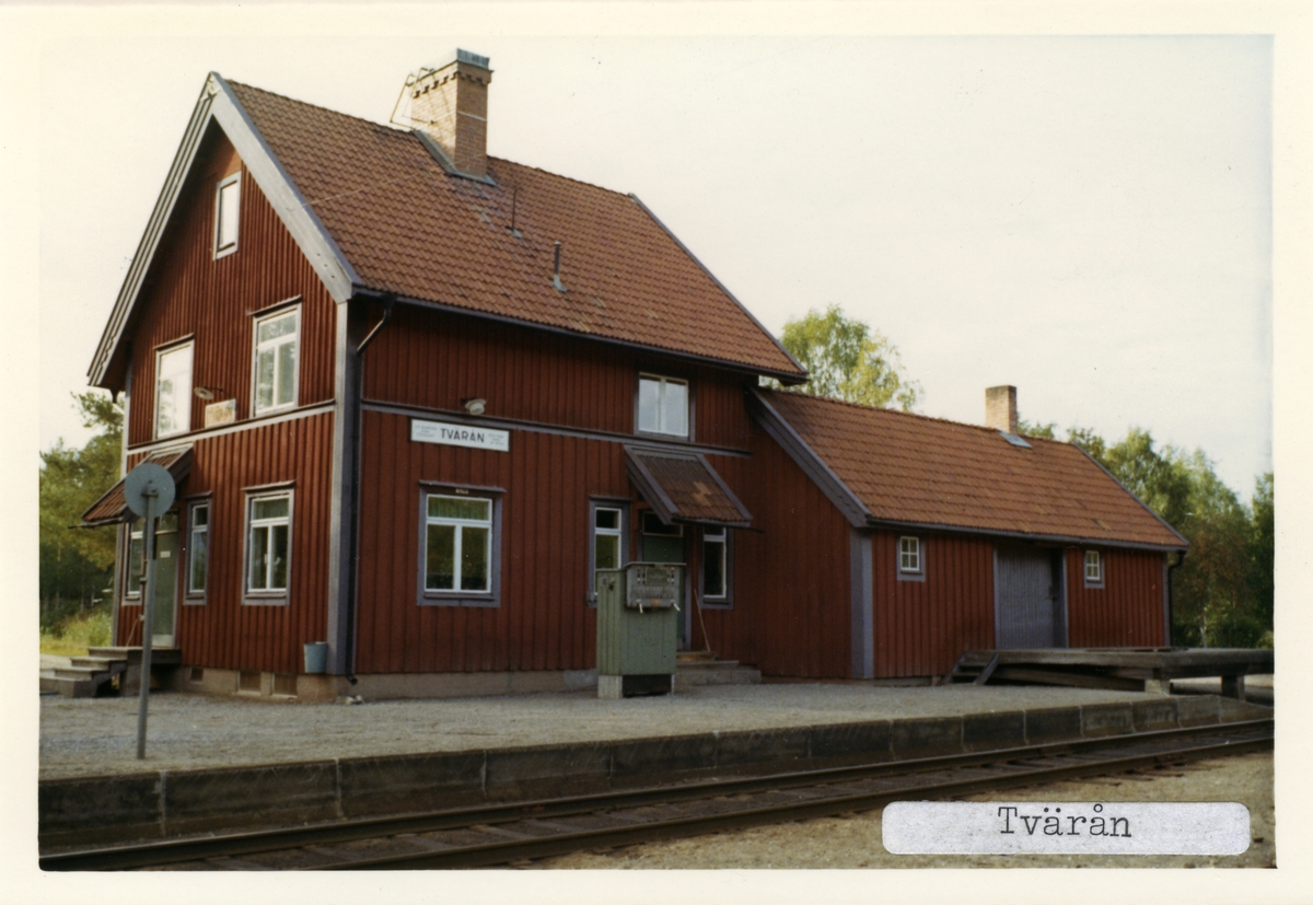 Hållplats öppnad 1915. Tvåvånings stationshus i trä, sammanbyggt med godsmagasinet