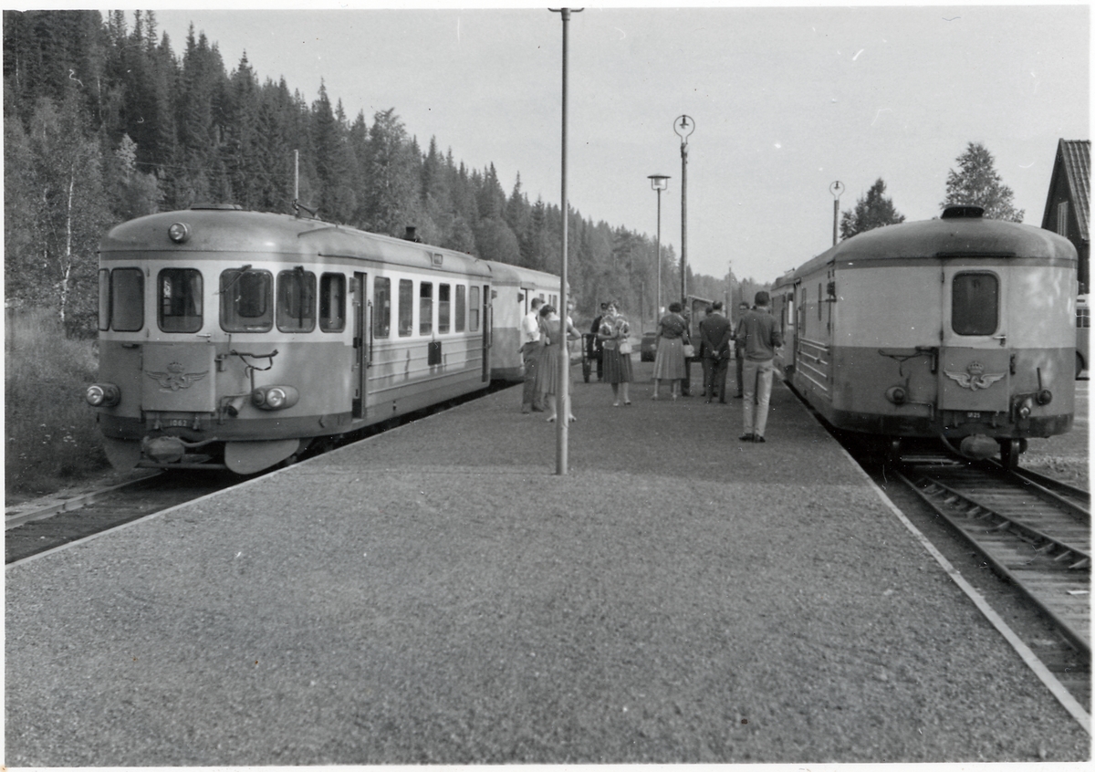 Vid en Sälen station på sträckan Vansbro - Särna - Mora - Älvdalen med motorvagnarna YBo6 1062 och UDFo20 1825.