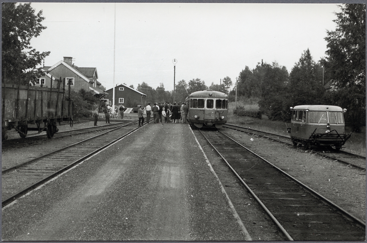 Resande på en bangård på linjen mellan Mora och Älvdalen. Statens Järnvägar YBo6 1067.