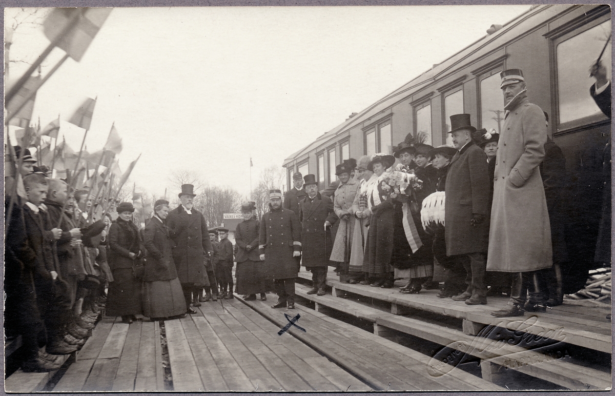 Uppställning i Haparanda för Landshövding Walter Murray, mannen i mitten av bild. Den är tagen någon gång under första världskriget.
