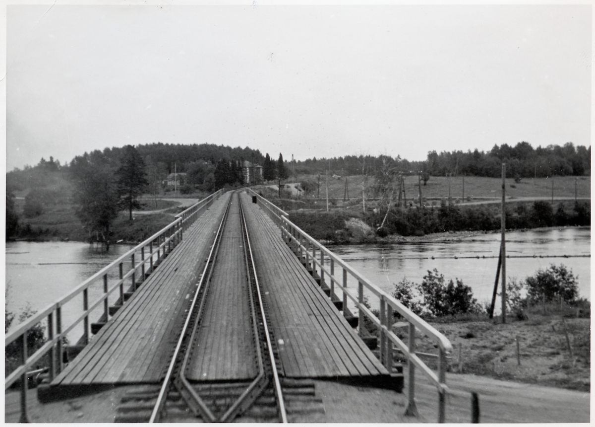 Men länge dröjde det inte, förrän broar och hus åter byggdes upp av finsk sisu.