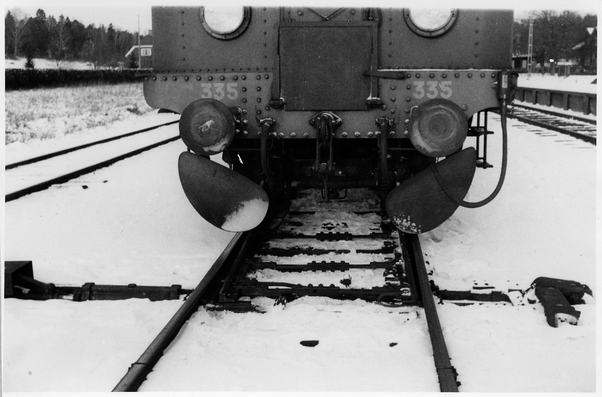 Ellok frame vid växel på bangården, Statens Järnvägar, 
SJ D 335. Loket tillverkades 1935 av ASEA, 1956 fick ny littera SJ Ds 335, skrotat 1979 i Vislanda. Växel med fjädrande dragstång.