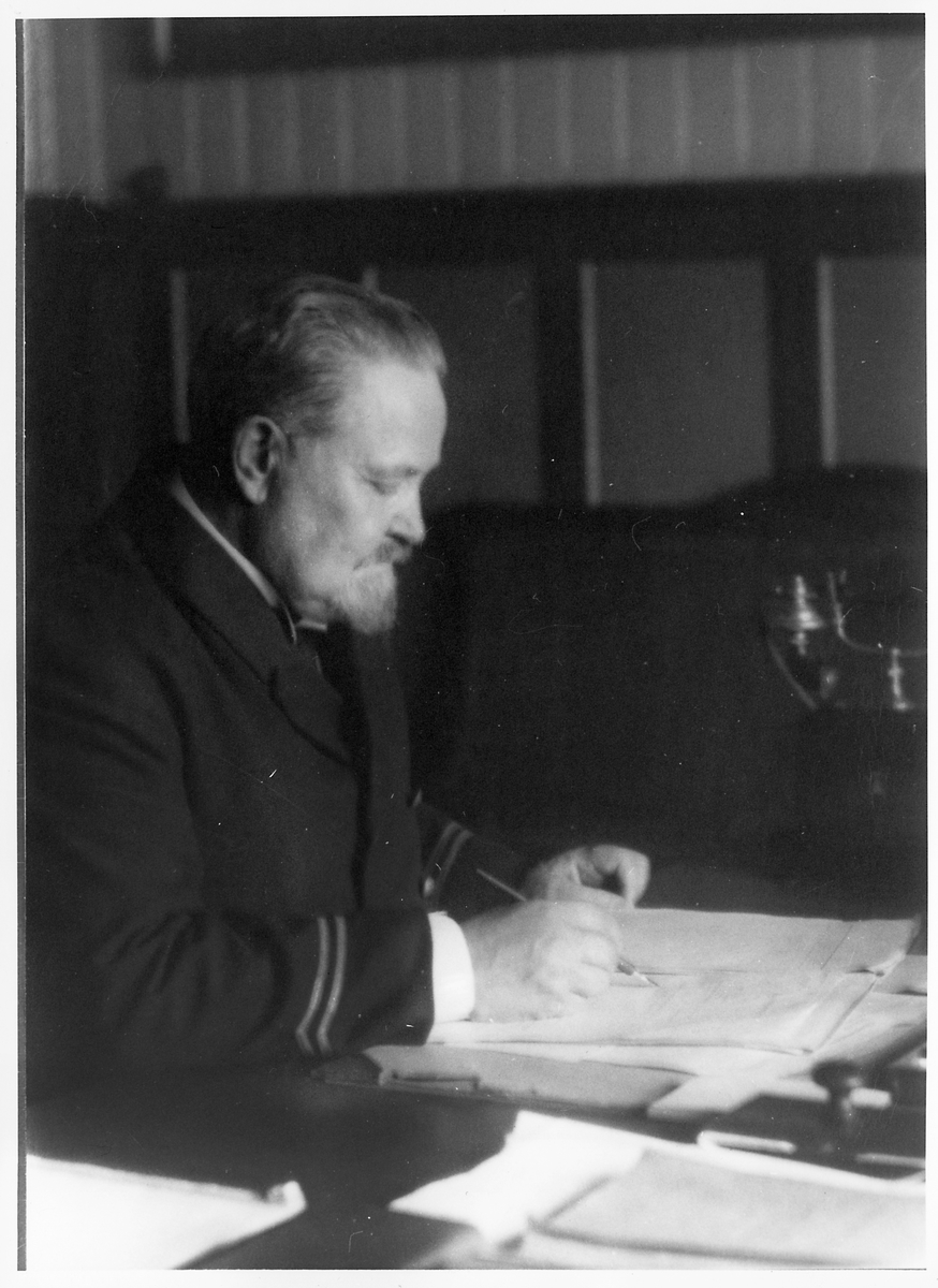 Karl Tirén (1869-1955), stationspektor för Bergvik station 1912-1934 samt rikskänd kulturpersonlighet inom främst folkmusik men även konst.