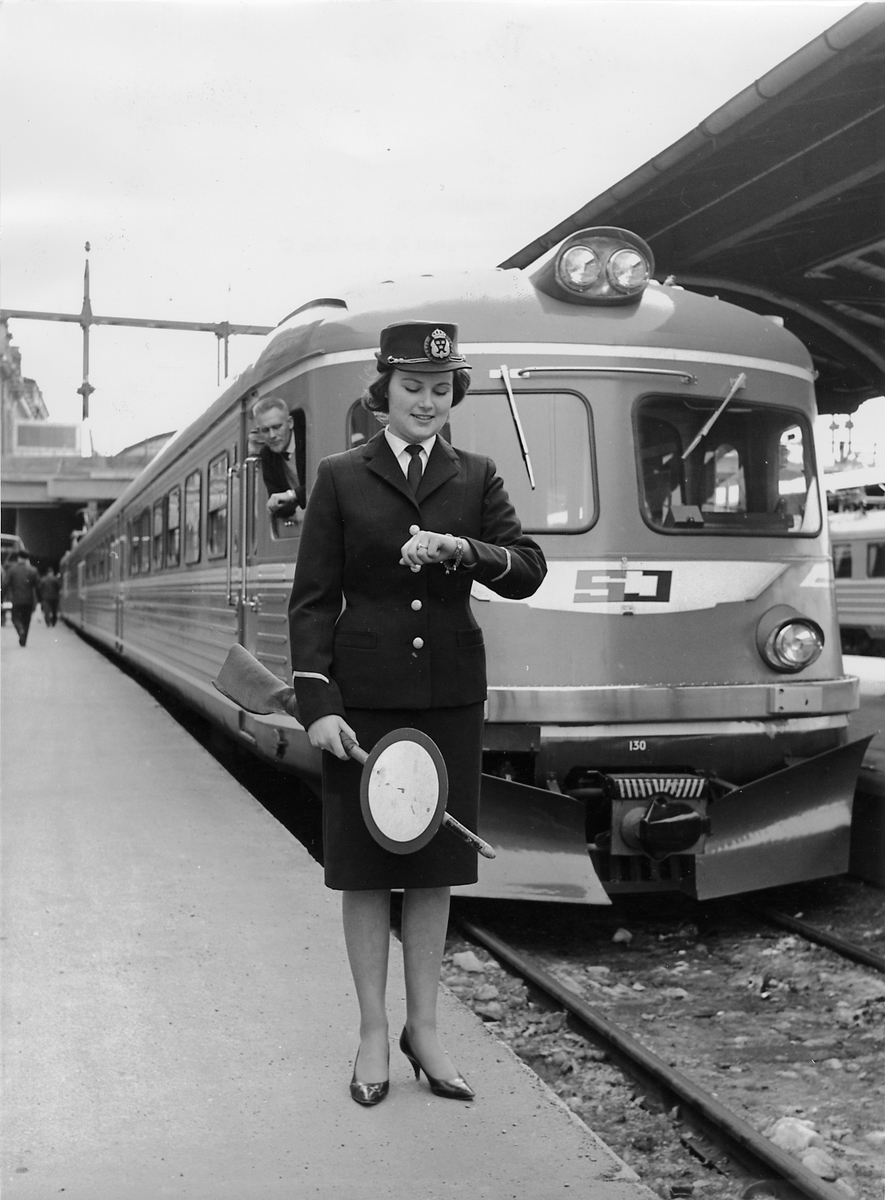 Ny uniform för kvinnor 1962. Statens Järnväga, SJ Y0a2 130 ...