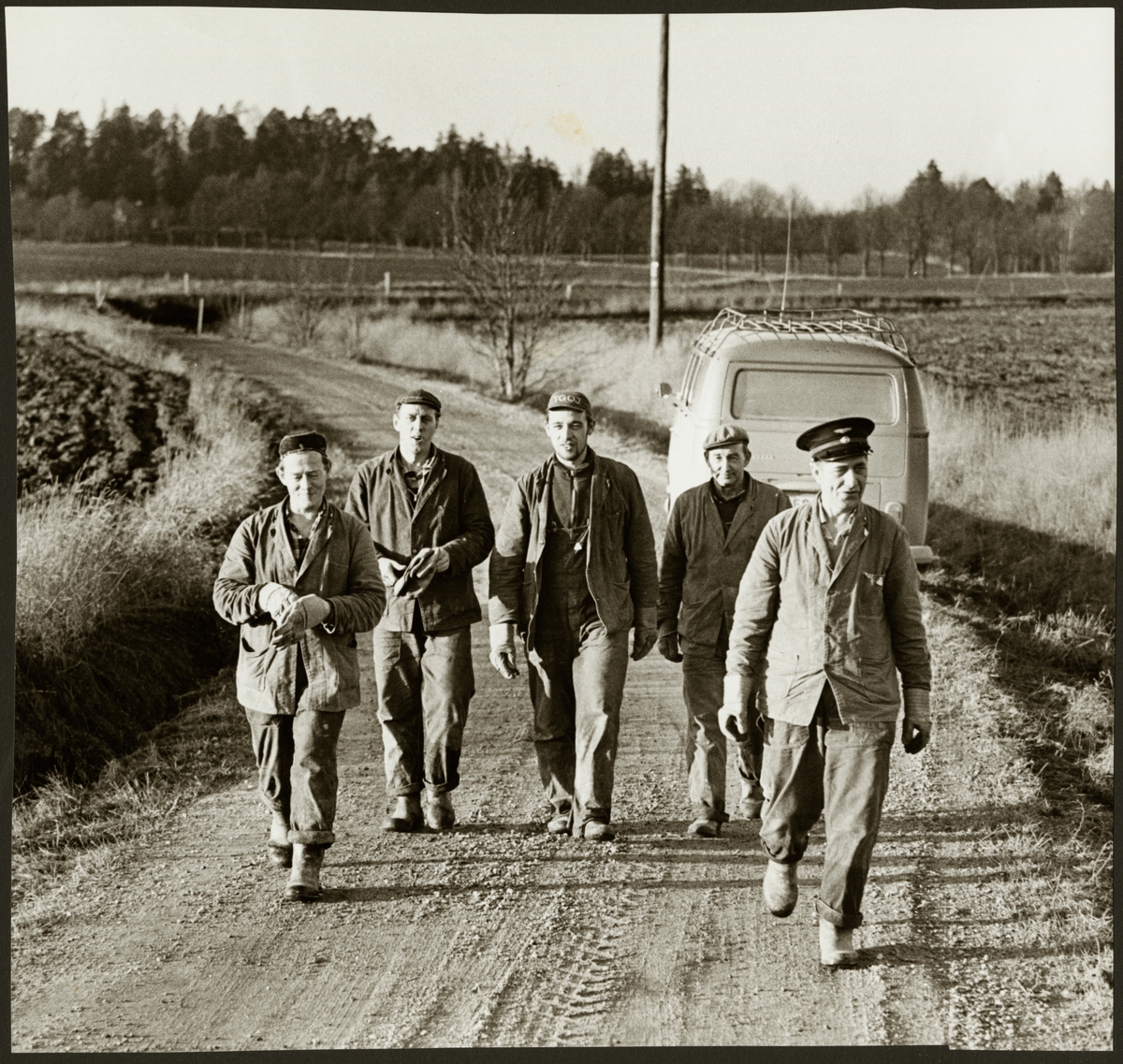 Personal gåendes på grusväg vid underhållsarbetet på sträckan mellan Harsjön och Bälgviken 1967.