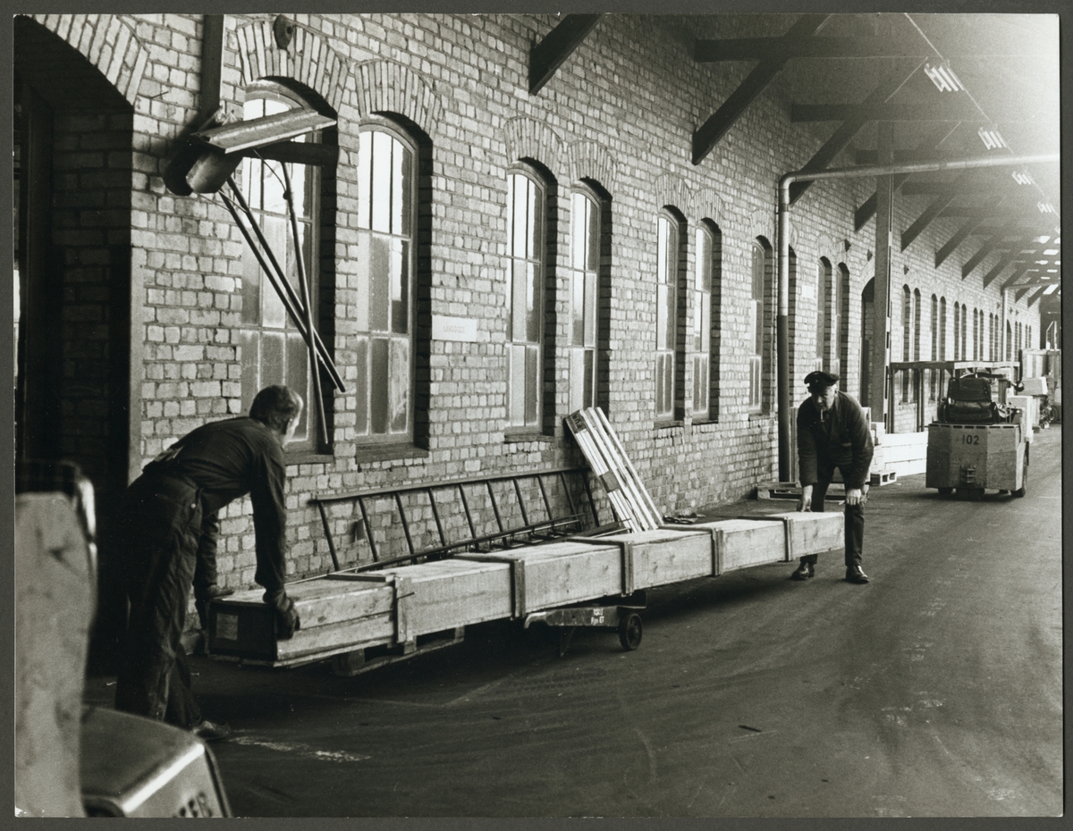Personal kör gods på gigg utanför Eskilstuna centralstation godsmagasin 1969.