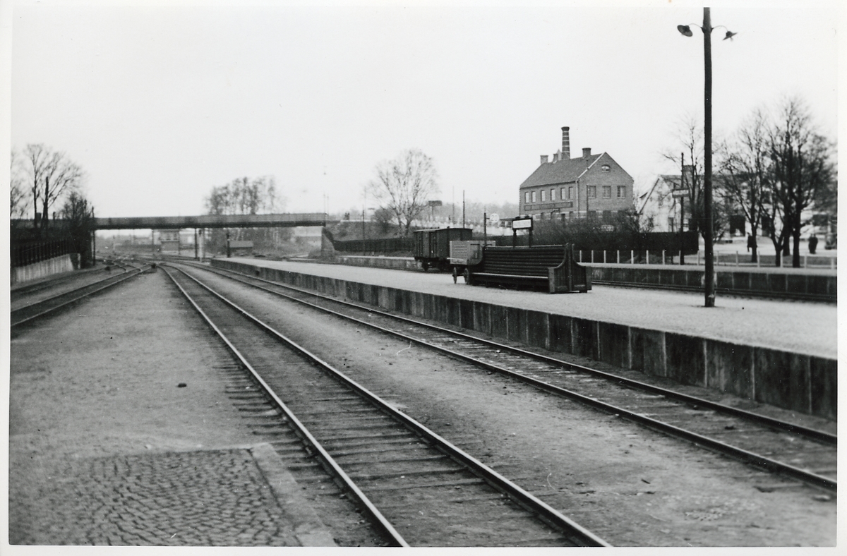 Plattform och spår vid Hässleholm station.