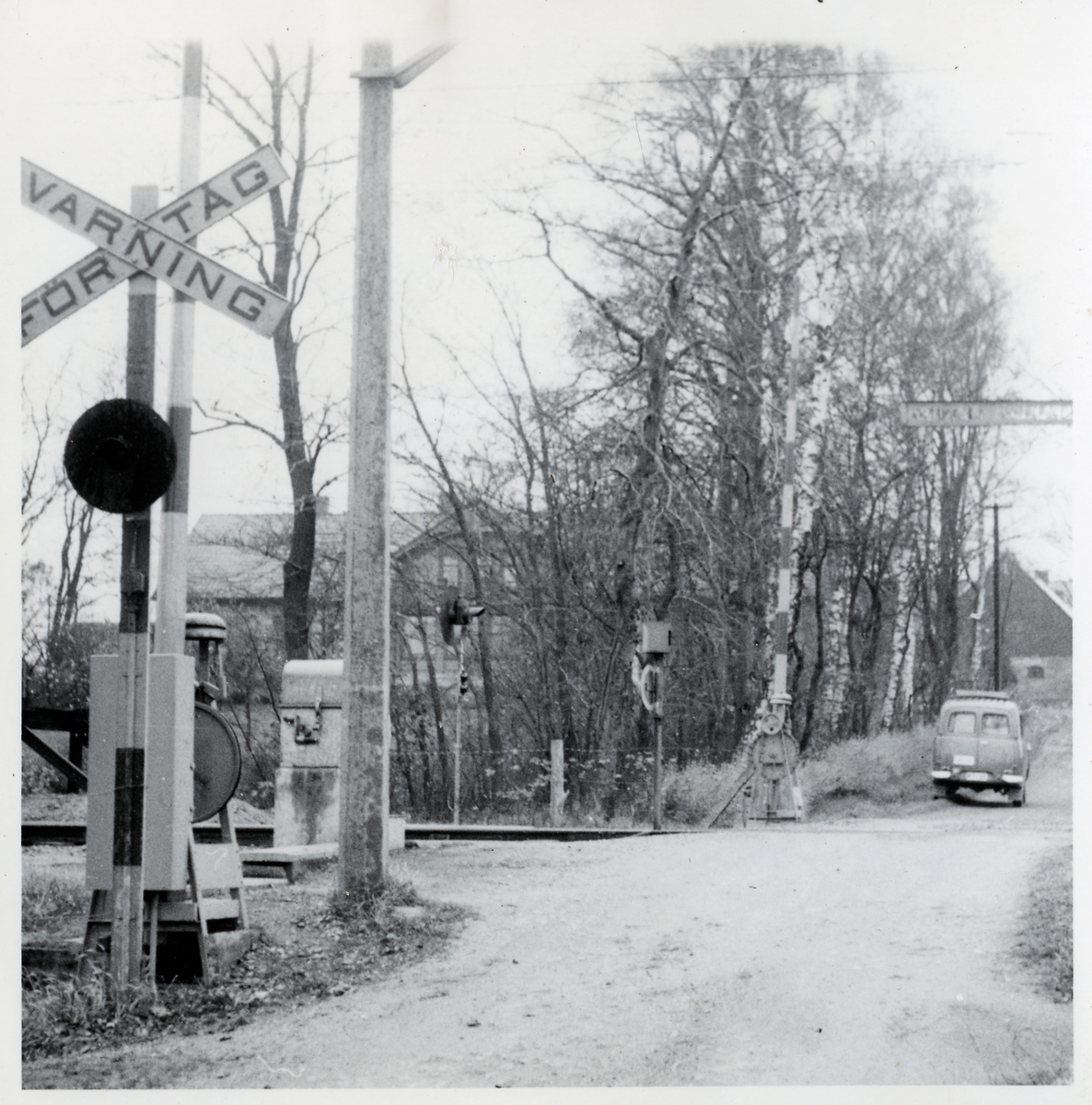Järnvägsövergång vid Prästgårdsvägen i Billeberga. På sträckan mellan Billeberga och Teckomatorp.