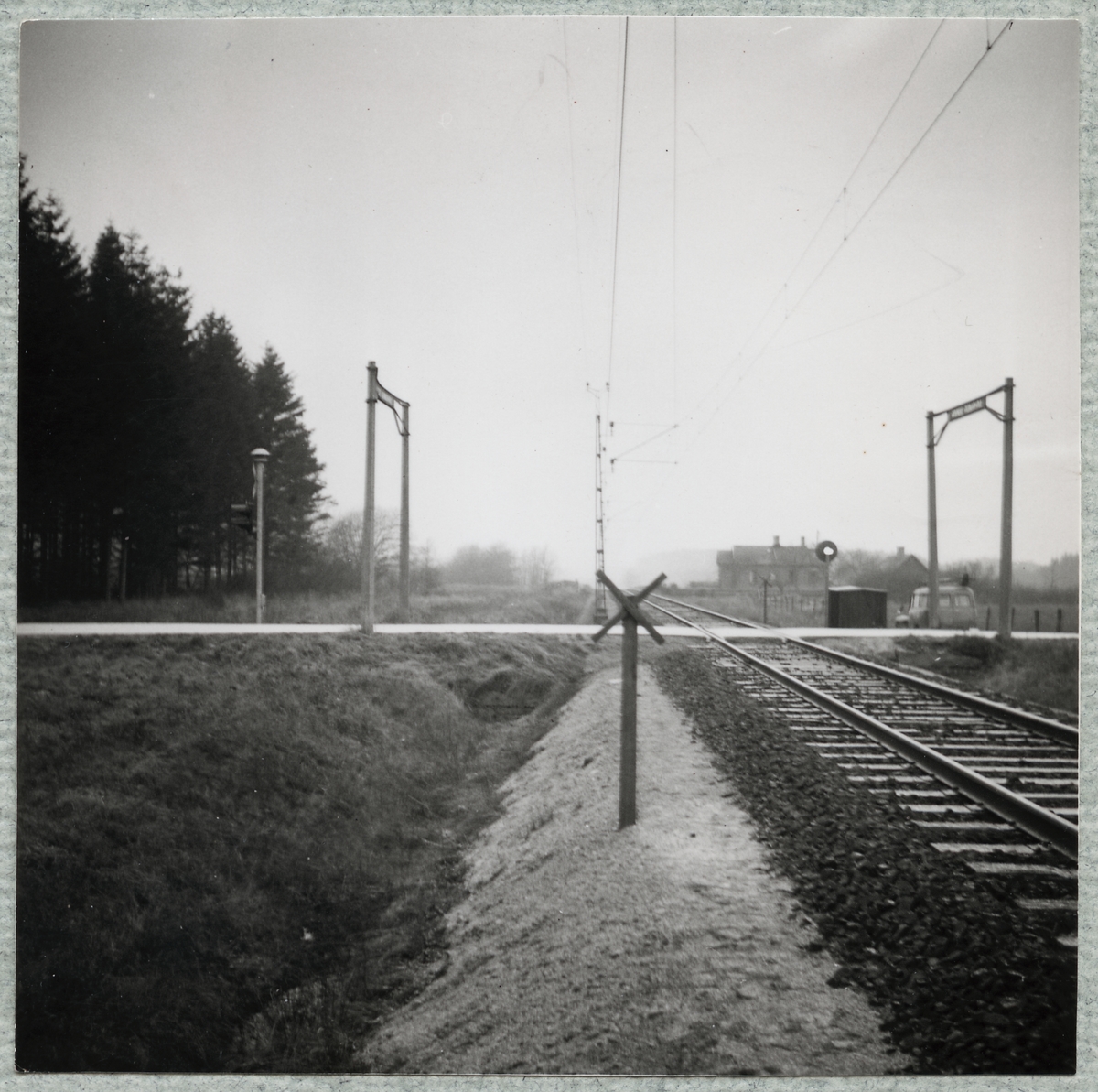 Järnvägsövergång vid Bässhus på linjen mellan Billesholm och Kågeröd.